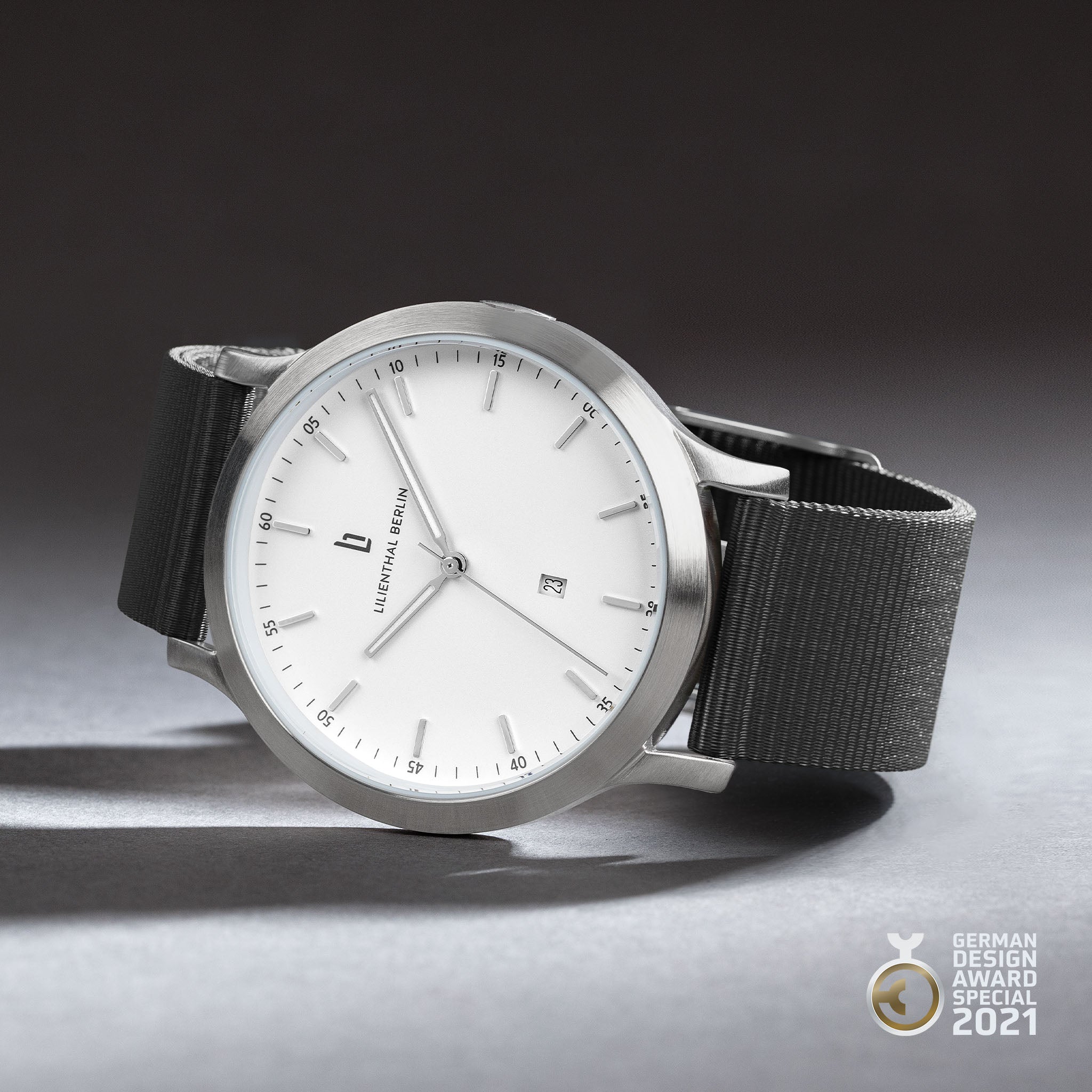 Huxley – Silver White Sportive