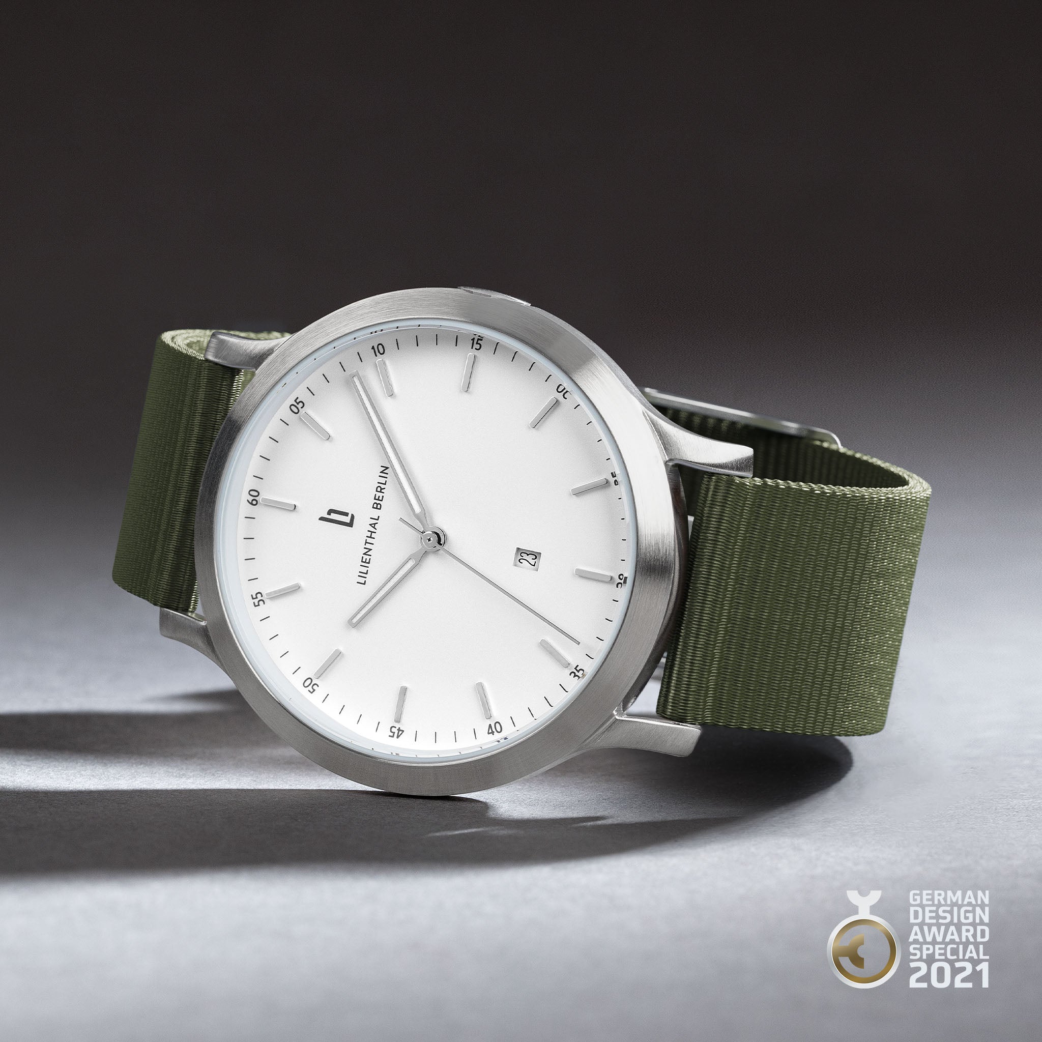 Huxley – Silver White Sportive
