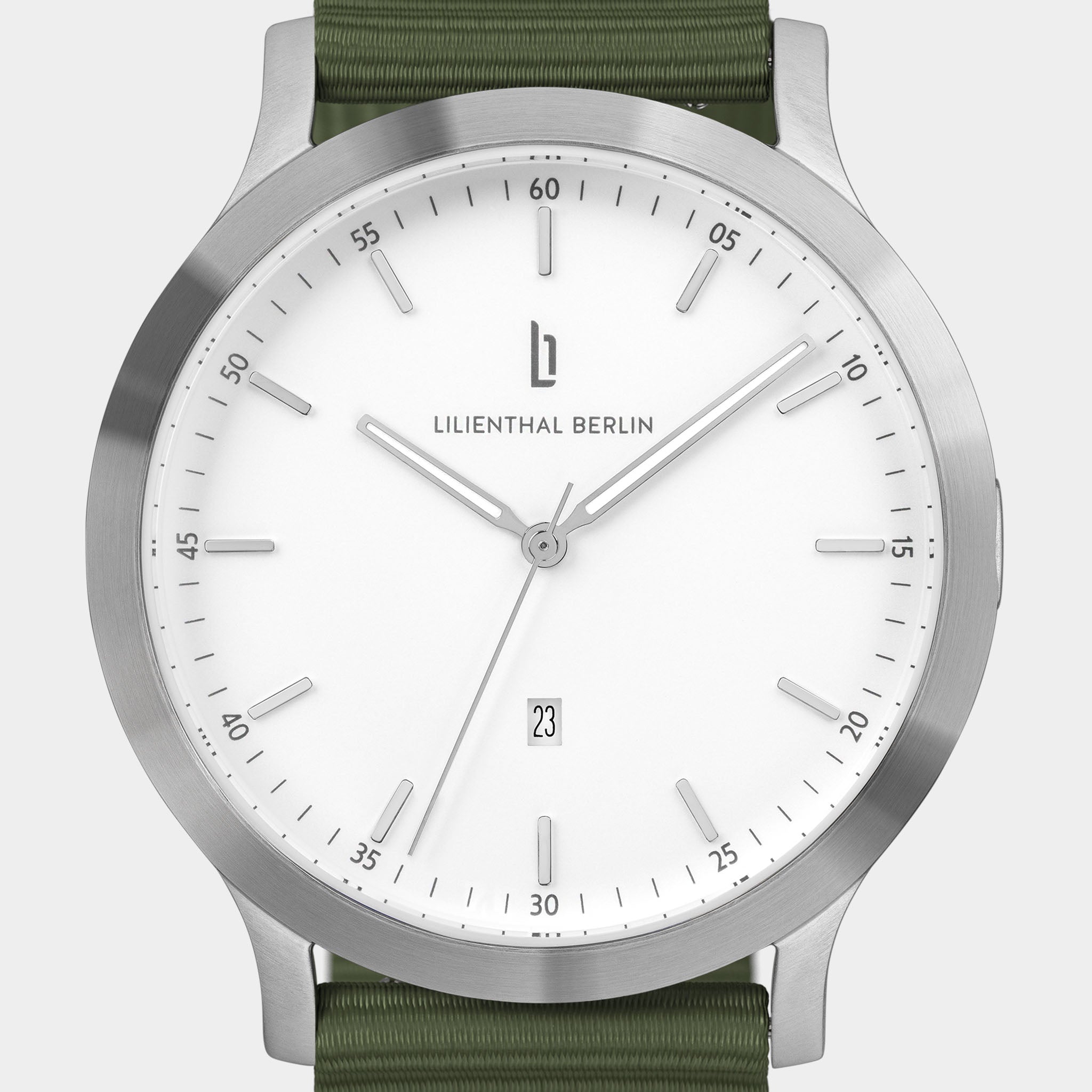 Huxley – Silver White Sportive